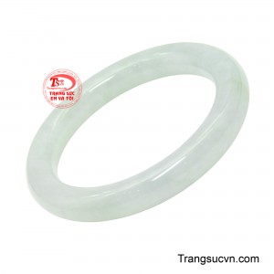 Sắc xanh mềm mại, tựa bóng lá non phản chiếu qua làn sương mỏng, tạo nên cảm giác an nhiên và tinh tế ngay từ ánh nhìn đầu tiên.