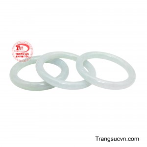 Chất ngọc được mài tròn hoàn mỹ, bề mặt láng mịn như gương, giúp ánh sáng khẽ lướt qua rồi thẩm thấu vào từng thớ ngọc.