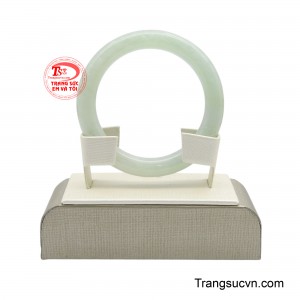 Nhờ đó, sắc ngọc bên trong như được đánh thức, tạo nên chiều sâu dịu dàng mang một vẻ đẹp không phô trương nhưng càng ngắm càng cuốn hút. 