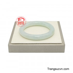 Khi xoay vòng dưới ánh sáng, những tầng sắc ngọc chuyển động rất khẽ, tựa dòng khí thanh đang lưu chuyển trong lòng đá. 