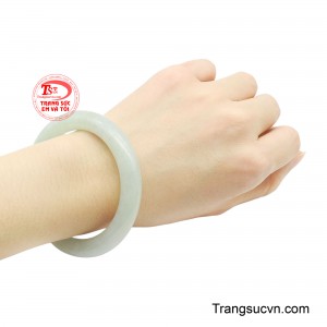 Tên gọi Bạch Đế Thanh gợi lên khí chất cao quý và tĩnh tại, sắc trắng tượng trưng cho sự thuần khiết, trong khi sắc xanh mang hơi thở của sinh khí thiên nhiên. 