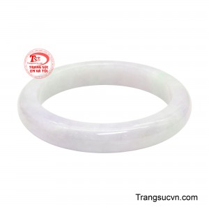 Tông tím nhạt pha ánh mây tự nhiên lan tỏa bên trong khối ngọc tạo nên hiệu ứng mềm mại, như áng mây tím lững lờ giữa tầng không.