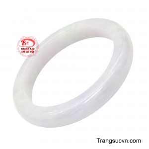 Chiếc vòng không chỉ tôn lên nét thanh lịch mà còn mang thông điệp về sự thăng hoa trong sự nghiệp và cuộc sống.