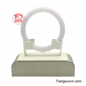 Được tuyển chọn từ ngọc Type A tự nhiên nguyên bản, không xử lý hóa chất, chiếc vòng giữ trọn cấu trúc tinh thể thuần khiết. 