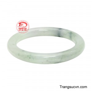 Nền ngọc trắng xanh dịu nhẹ, trong trẻo như làn sương sớm, tạo nên cảm giác mềm mại và thanh tao khi ánh sáng lướt qua bề mặt. 