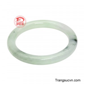 Trên nền ngọc ấy, những vệt xanh đậm xuất hiện tự nhiên như nét chấm phá của thiên nhiên, khiến chiếc vòng vừa trang nhã vừa có chiều sâu riêng biệt. 