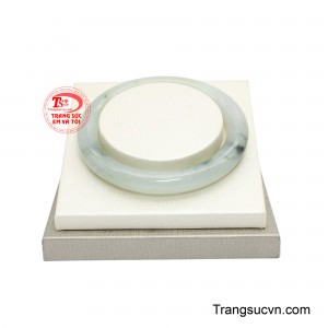 Khi kết hợp lại, cái tên không chỉ mô tả sắc ngọc thanh mát của chiếc vòng mà còn hàm ý về một vẻ đẹp tinh khiết, bền vững và đầy khí chất. 