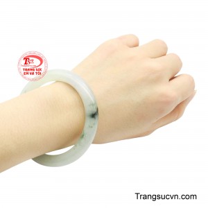 Chiếc vòng vì thế không chỉ là một món trang sức, mà còn giống như một đóa sen tuyết kết tinh trong ngọc, mang lại cảm giác thanh nhã, dịu dàng và sang trọng cho người đeo.