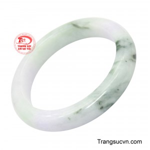 Ngọc Tuyết Thanh Tâm mang trong mình vẻ đẹp thuần khiết và an nhiên hiếm có tựa như một dải tuyết đầu mùa khẽ chạm vào cổ tay.