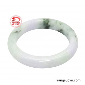 Sắc trắng ngà trong trẻo hòa cùng ánh xanh dịu nhẹ tạo nên tổng thể thanh tao, nhẹ nhàng nhưng đầy khí chất.