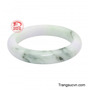 Vòng Ngọc Tuyết Thanh Tâm Type A gây ấn tượng bởi sắc trắng ngà pha ánh xanh dịu nhẹ, điểm xuyết những vân ngọc tự nhiên mềm mại như nét vẽ của tạo hóa.