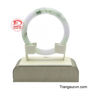 Bề mặt ngọc mịn màng, độ bóng cao, khi chạm vào có cảm giác mát lạnh đặc trưng