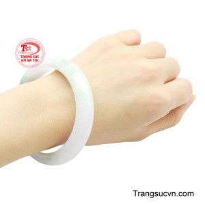 Đây là dấu hiệu của chất ngọc đặc chắc và giá trị bền vững theo thời gian.