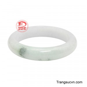 Điểm làm nên linh hồn của chiếc vòng chính là những dải Thanh Vân xanh nhẹ như mây lướt.