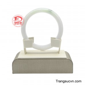 Chiếc vòng không chỉ là món trang sức tôn lên nét thanh lịch của người phụ nữ, mà còn là lời nhắc dịu dàng về sự an yên nội tại. 