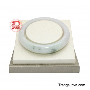 Càng đeo lâu, ngọc càng lên nước bóng đẹp như chính khí chất người phụ nữ được bồi đắp theo năm tháng.