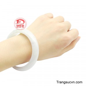 Vòng Ngọc Tuyết Thanh Vân Type A cuốn hút bằng vẻ đẹp tĩnh lặng và cao nhã. Đó là vẻ đẹp của sự thuần khiết, của nội tâm an nhiên như một khoảng trời trong lành được lưu giữ trên cổ tay.