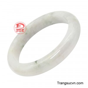 Vòng Bạch Ngọc Thanh Type A mang cấu trúc điển hình của chủng Nếp, dòng ngọc được đánh giá cao nhờ độ mịn và cảm giác ngậm nước đặc trưng. 