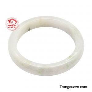 Vòng Ngọc Vân Sương Type A  không rực rỡ theo cách phô trương, chiếc vòng chinh phục người nhìn bằng một vẻ đẹp riêng biệt tinh tế và có chiều sâu. 