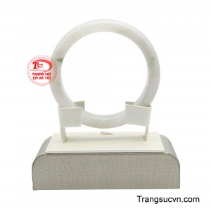 Chính độ mịn này tạo nên cảm giác sờ tay rất mượt mà, khi đánh bóng lên sẽ cho hiệu ứng sáng dịu thay vì bóng gắt. 