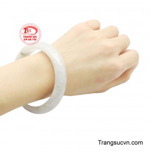 Không có cảm giác hạt thô hay vân bị tách khối, tất cả hòa quyện thành một chỉnh thể thanh thoát. 