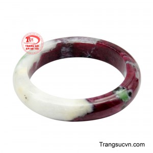 Vòng tay Ruby Bạch Tuyết Quang là món trang sức độc đáo mang vẻ đẹp tự nhiên đầy cuốn hút.