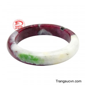 Nơi sắc đỏ rực rỡ của ruby tượng trưng cho đam mê và sức sống hòa quyện cùng những mảng trắng tinh khôi như tuyết và điểm xanh của đá nền, tạo nên một tổng thể hài hòa, sang trọng và không trùng lặp.