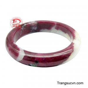 Mỗi chiếc vòng là một phiên bản duy nhất, mang dấu ấn riêng biệt của thiên nhiên, giúp người đeo thể hiện cá tính và gu thẩm mỹ tinh tế. 