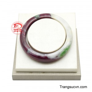 Không chỉ dừng lại ở giá trị thẩm mỹ, chiếc vòng còn được yêu thích bởi ý nghĩa phong thủy tích cực: hỗ trợ tăng sự tự tin, thu hút may mắn, tài lộc và giúp cân bằng cảm xúc, mang lại sự an yên trong cuộc sống.