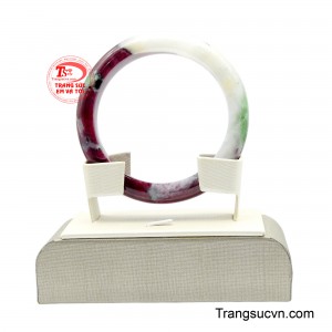 Được chế tác từ đá tự nhiên với bề mặt bóng mịn, càng đeo lâu càng đẹp, càng sinh khí. 