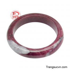 Vòng tay ruby bạch vân quang là tuyệt tác trang sức cao cấp, nơi sắc đỏ trầm ấm và sâu thẳm của ruby tự nhiên được tôn vinh một cách tinh tế qua những dải vân mềm mại như mây trời. 
