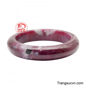 Bạch vân không đơn thuần là họa tiết tự nhiên mà hiện lên như những làn mây bồng bềnh, nhẹ nhàng lan tỏa trong từng thớ đá.