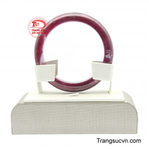 Chiếc vòng không chỉ chinh phục bởi vẻ đẹp sang trọng, thanh lịch mà còn đáp ứng nhu cầu của những khách hàng yêu thích sự tinh tế và khác biệt, đề cao giá trị tự nhiên và tính độc quyền trong từng chi tiết. 