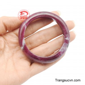 Sự kết hợp giữa sắc đỏ quyền quý và vân mây trắng thanh khiết tạo nên tổng thể hài hòa, vừa nổi bật khí chất, vừa toát lên phong thái đẳng cấp, giúp người đeo tự tin khẳng định gu thẩm mỹ và vị thế của mình trong mọi hoàn cảnh.