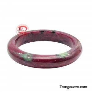 Những mảng xanh không phân bố dày đặc mà xuất hiện một cách chọn lọc, như những điểm nhấn tinh tế tôn lên sắc đỏ chủ đạo, khiến từng viên đá trở nên sống động và có chiều sâu riêng biệt. 