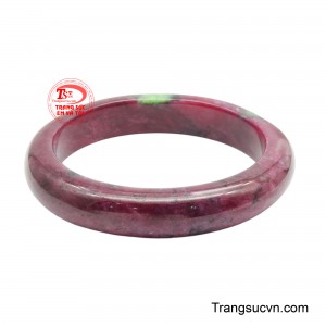 Nổi bật với sắc đỏ rực rỡ của ruby đan xen trên nền đá zoisite xanh trầm, tạo nên tổng thể hài hòa nhưng đầy cuốn hút.