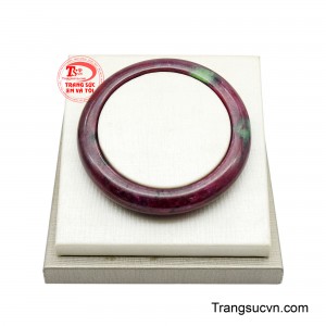 Hướng đến những khách hàng đề cao phong thủy và gu thẩm mỹ tinh tế, chiếc vòng được xem như một biểu tượng chiêu tài, thu hút vượng khí và gia tăng may mắn trong công việc lẫn cuộc sống. 