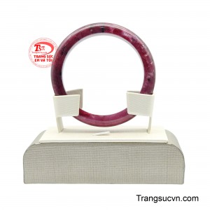 Mỗi viên đá đều mang nét độc bản tự nhiên, góp phần tạo nên tổng thể đẳng cấp và khác biệt, giúp người đeo không chỉ nổi bật về phong cách mà còn an tâm về ý nghĩa phong thủy mà món trang sức mang lại.