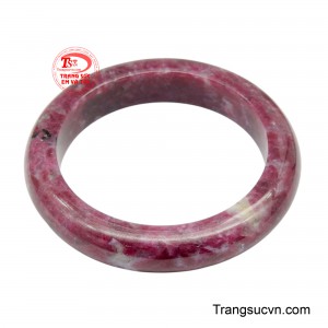 Vòng tay ruby hồng ngọc tinh hoa nổi bật với sắc đỏ tím quyến rũ, được kết từ những viên đá tròn bóng mịn.