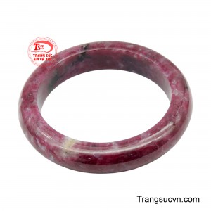 Mỗi viên đều mang trong mình kết cấu vân trắng loang mảnh như những sợi tơ mềm mại quấn quanh, tạo nên vẻ đẹp vừa độc đáo vừa đầy nghệ thuật.