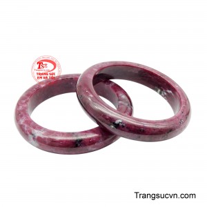 Tổng thể chiếc vòng toát lên sự sang trọng và cuốn hút, vừa mang nét kiêu sa của đá quý cao cấp