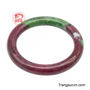 Vòng tay ruby ngọc lục vương là tuyệt phẩm song sắc, biểu tượng phú quý và sinh khí.