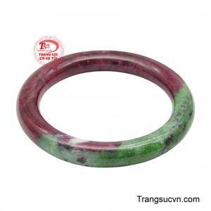 Vòng tay Ruby Ngọc Lục Vương chính là một tuyệt phẩm như vậy. 