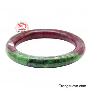 Ngay từ ánh nhìn đầu tiên, chiếc vòng gây ấn tượng mạnh bởi sự giao thoa đầy nghệ thuật giữa hai gam màu: đỏ ruby sâu lắng và xanh ngọc lục tươi mát.