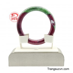 Chính sự kết hợp giữa hai nguồn năng lượng đối lập nhưng tương sinh này đã tạo nên một chiếc vòng không chỉ đẹp về hình thức.