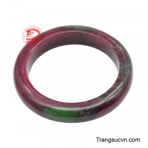 Vòng tay ruby phú quý gây ấn tượng với sắc đỏ chủ đạo rực rỡ của ruby được mài nhẵn bóng, tượng trưng cho tài lộc và quyền uy.