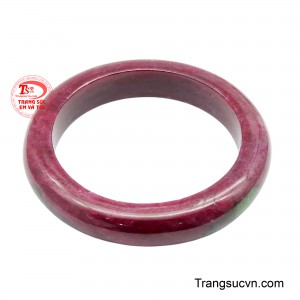 Trong khi những mảng zoisite xanh điểm xuyết nhẹ nhàng như nét chấm phá tinh tế trên nền đá quý.