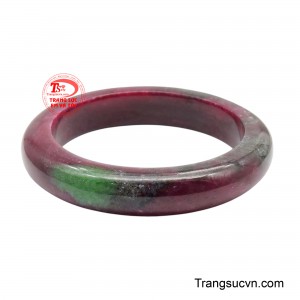 Chính sắc xanh ấy tạo nên tổng thể hài hòa vừa nổi bật vừa thanh lịch.