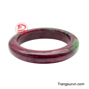 Những mảng màu đan xen như một bức tranh thiên nhiên sống động, trong đó sắc đỏ tượng trưng cho tài lộc, quyền lực và may mắn