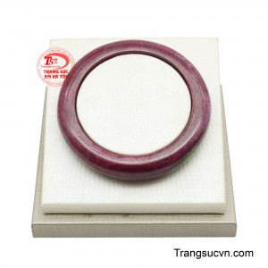 Còn zoisite xanh mang đến cảm giác bình an, cân bằng và tái tạo năng lượng. 